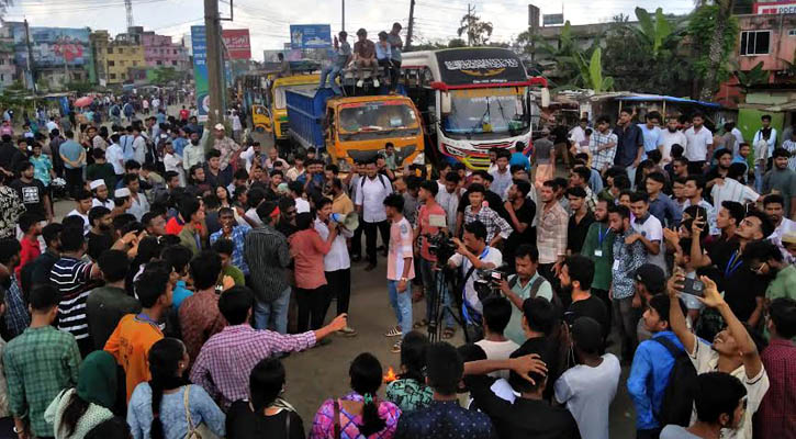 বরিশাল-ঢাকা মহাসড়ক অবরোধ করে শিক্ষার্থীদের বিক্ষোভ